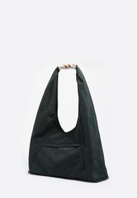 Czarna torba materiałowa z otwartą górą, wyposażona w teksturowaną, kontrastującą rączkę. Posiada przednią kieszeń na dodatkowe przechowywanie.
