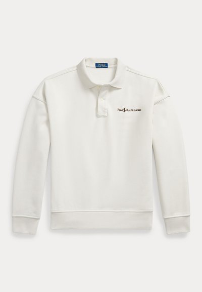 Λευκό πουκάμισο Polo Ralph Lauren με μακριά μανίκια, γιακά, πλαϊνό άνοιγμα με δύο κουμπιά, ριμπ μανσέτες και τελείωμα, και λογότυπο της μάρκας στο αριστερό στήθος.