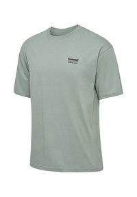 Hellgrünes Kurzarm-Rundhals-T-Shirt mit kleinem schwarzem "hummel SPORTSWEAR Serve the game"-Logo auf der linken Brust.