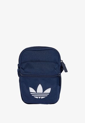 Námorně modrá taška ze tkaniny se zipovým uzávěrem, na přední straně s výrazným bílým logem Adidas trefoil a texturovaným povrchem.