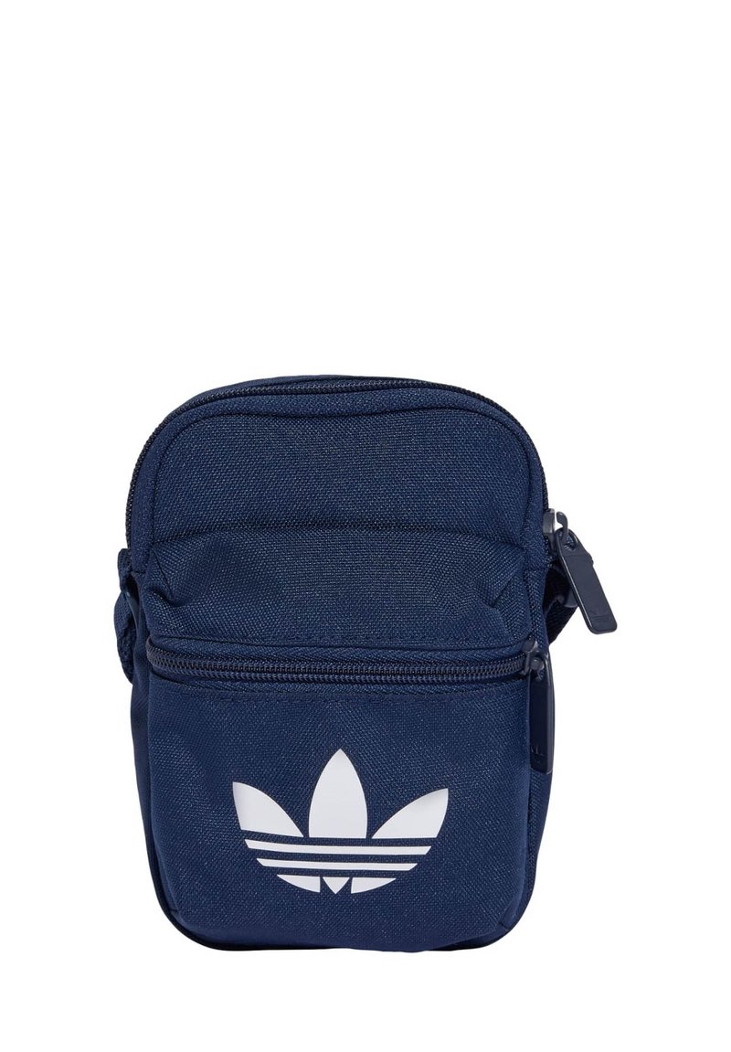 Námornícka modrá textilná taška so zipsom, pričom na prednej strane sa nachádza výrazné biele logo Adidas trefoil a textúrovaný povrch.