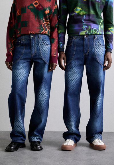 Un jean large en denim bleu présente des motifs en forme de diamant de couleur bleu clair, avec des coutures contrastantes et deux poches avant.