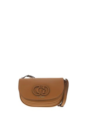 Sac bandoulière Guess en cuir marron avec rabat incurvé, logo double G embossé et bandoulière réglable sur fond blanc.