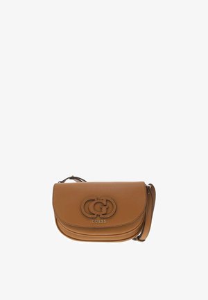 Sac bandoulière Guess en cuir marron avec rabat incurvé, logo double G embossé et bandoulière réglable sur fond blanc.