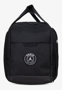 Juodos medžiagos kuprinė su apvaliu logotipu, ant kurio parašyta „PARIS“ ir „SAINT-GERMAIN“, su užtrauktuku uždarymu ir viršutine rankena patogiam nešiojimui.