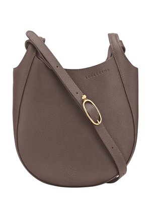 Braune Leder-Crossbody-Tasche mit strukturierten Oberflächen, runder Form und einem goldenen Metallakzent am Tragegurt. Verfügt über einen verstellbaren Gurt.