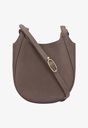 Braune Leder-Crossbody-Tasche mit strukturierten Oberflächen, runder Form und einem goldenen Metallakzent am Tragegurt. Verfügt über einen verstellbaren Gurt.