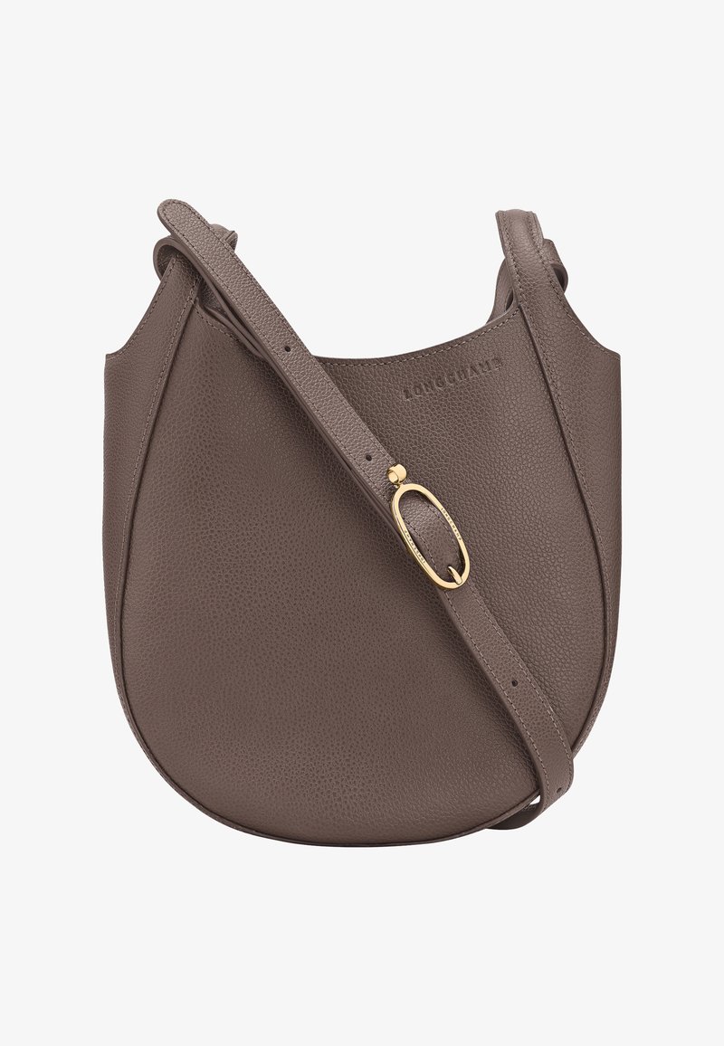 Braune Leder-Crossbody-Tasche mit strukturierten Oberflächen, runder Form und einem goldenen Metallakzent am Tragegurt. Verfügt über einen verstellbaren Gurt.
