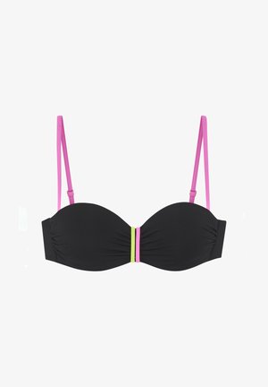 Schwarzes Bikini mit einem trägerlosen Oberteil, das mit einem neongelben Saum verziert ist. Die Unterteile haben seitliche Bindebänder mit neonfarbenen Akzenten. Tragen an einem Strand in der Nähe des Wassers.