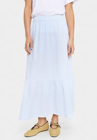 Fustă cu dungi bleu deschis, cu talie elastică, tiv ondulat și un design lejer și fluid. Purtați cu pantofi plat cu țesătură bej.