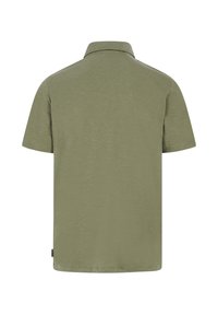 Olijfgroen poloshirt met korte mouwen, lichte stof, klassieke kraag, rechte zoom, geen patronen of versieringen, gladde textuur.