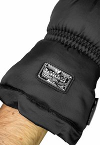 Schwarze isolierte Handschuhe aus strukturiertem Stoff, mit elastischem Bündchen und einem silbernen Logo-Patch. Sie verfügen über eine glatte Oberfläche und ein gerafftes Handgelenk für zusätzliche Wärme.