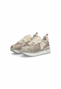 Ein Paar rosa und goldene glitzernde Sneakers mit cremefarbenen Schnürsenkeln, weißen Sohlen und Designerlogo an der Seite, auf weißem Hintergrund gezeigt.