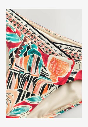 Színes bikini alsó absztrakt virág- és geometriai mintákkal, derékpántján "vacances à la plage" felirattal és apró virágmotívumokkal.