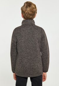 Giacca in fleece grigio scuro con collo alto e maniche lunghe, caratterizzata da una texture liscia e un orlo arrotondato. Nessun fissaggio o motivo visibile.