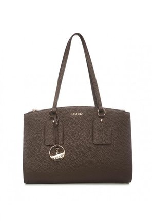 Sac à main en cuir brun foncé texturé avec double bandoulière, breloque en métal et petite plaque portant le logo de la marque à l’avant.