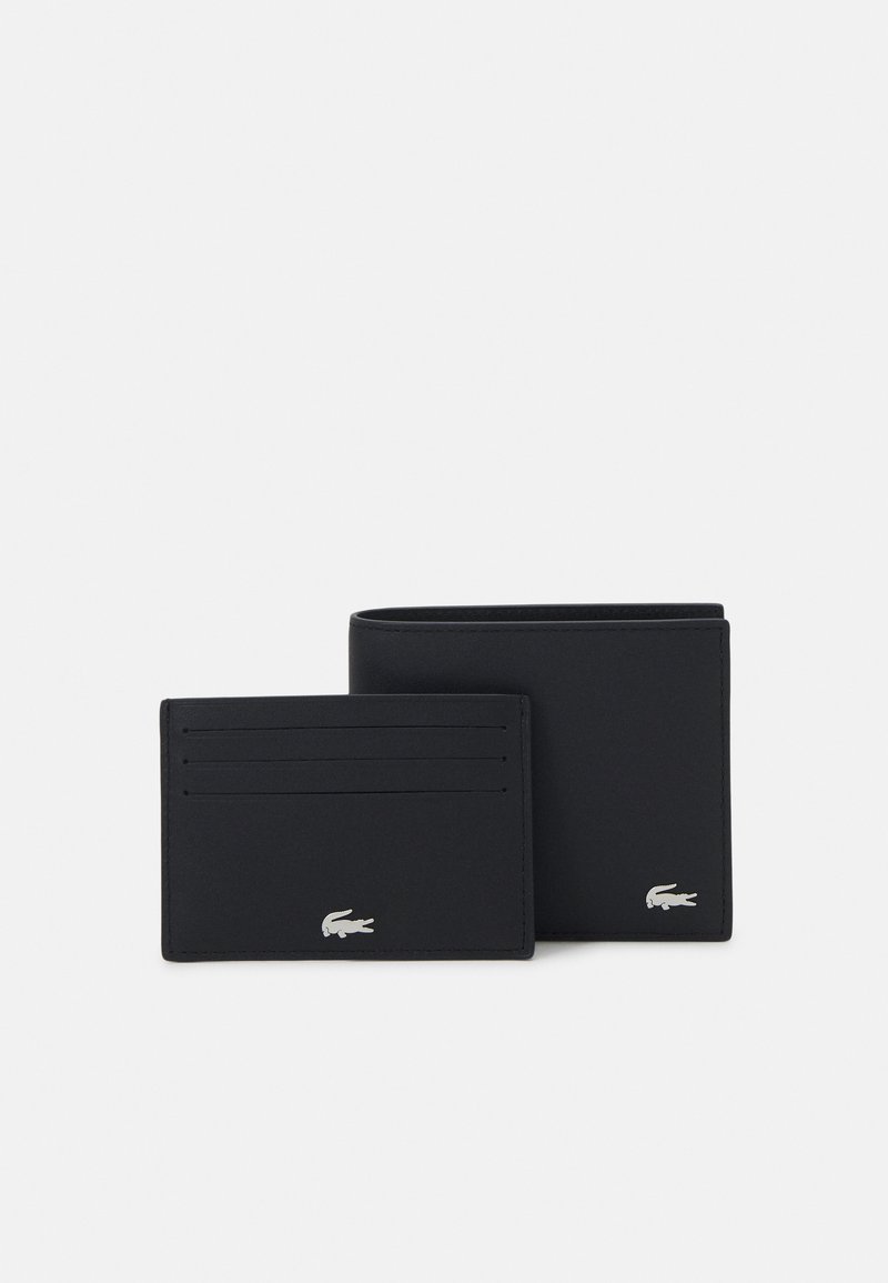 Set de portofel din piele neagră și suport pentru carduri, având multiple sloturi pentru carduri și un accent cu logo argintiu pe fiecare piesă. Textură netedă și design minimalist.