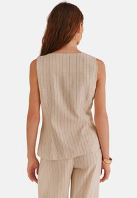 Beige, ärmelloses Oberteil mit vertikalen Streifen, mit rundem Ausschnitt und geradem Schnitt. Glatte Textur, minimalistisches Design und keine Verzierungen.