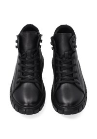 Zwarte leren high-top sneakers met dikke rubberen zolen, vetersluiting en subtiele stiksels. Voorzien van metalen ogen en een gestructureerde afwerking.