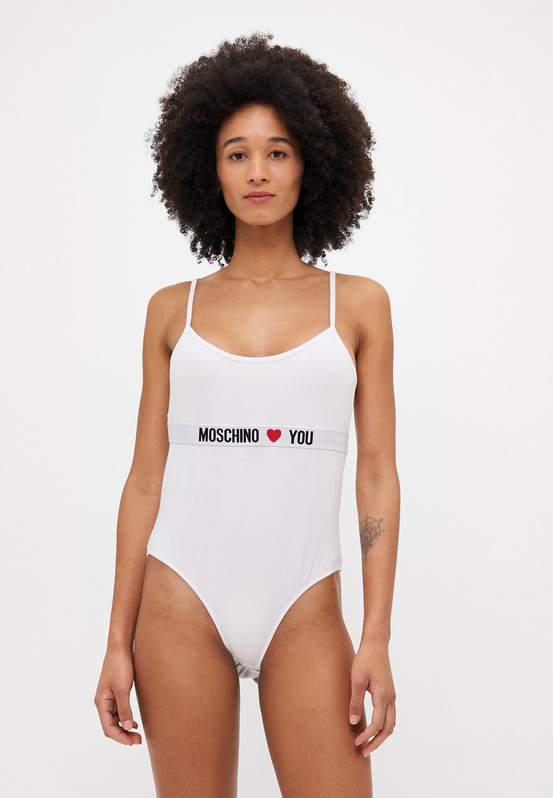 Body bianco con spalline sottili, caratterizzato da una cintura nera con la stampa "MOSCHINO ♥ YOU". Tessuto morbido, taglio alto sulle gambe.