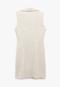Lichte beige mouwloze jurk met een kraag, gladde textuur en een aansluitend ontwerp met verticale naden op de rug.