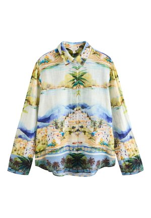 Chemise à manches longues boutonnée avec imprimé paysage aquatique et montagneux, comprenant des maisons, des palmiers et des bateaux dans des tons bleus, verts et beiges.