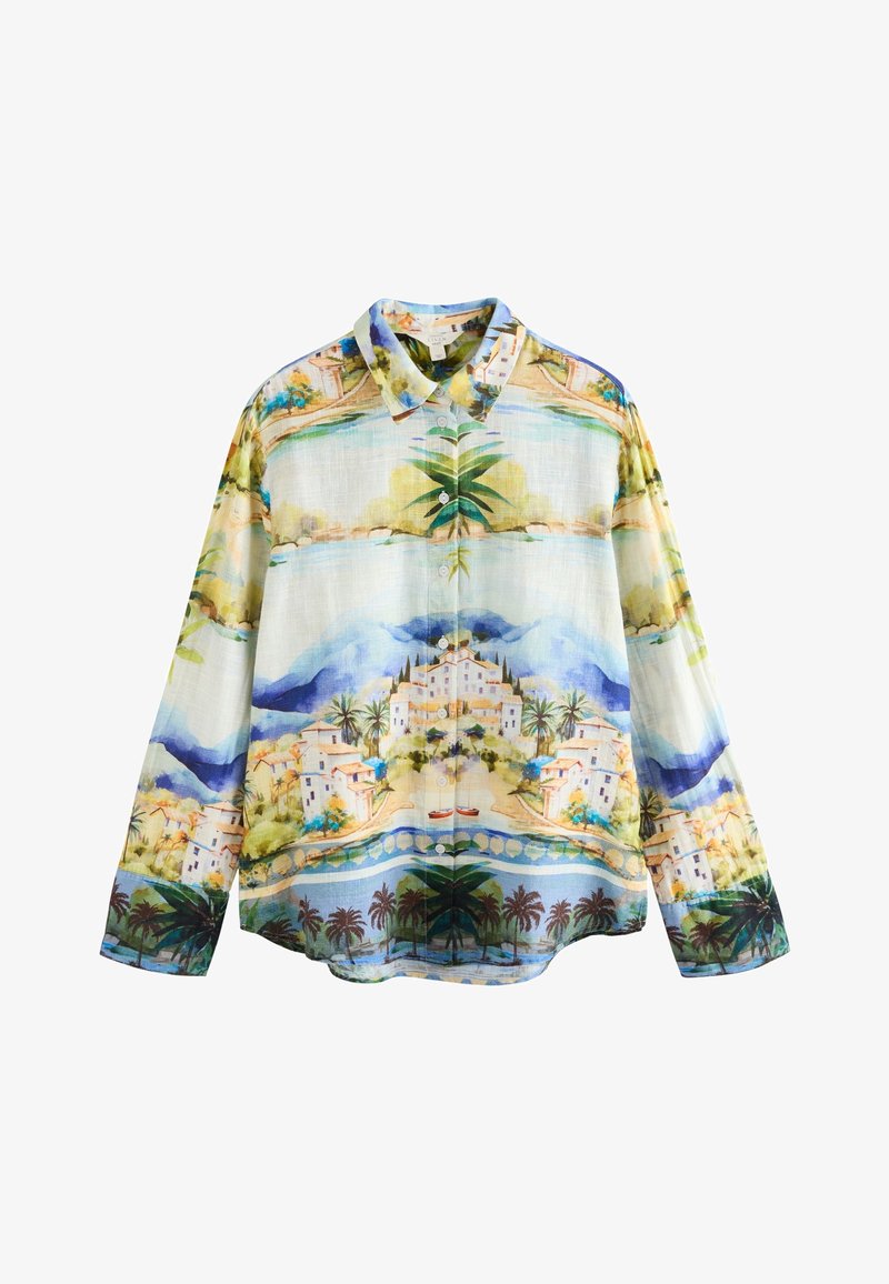 Chemise à manches longues boutonnée avec imprimé paysage aquatique et montagneux, comprenant des maisons, des palmiers et des bateaux dans des tons bleus, verts et beiges.