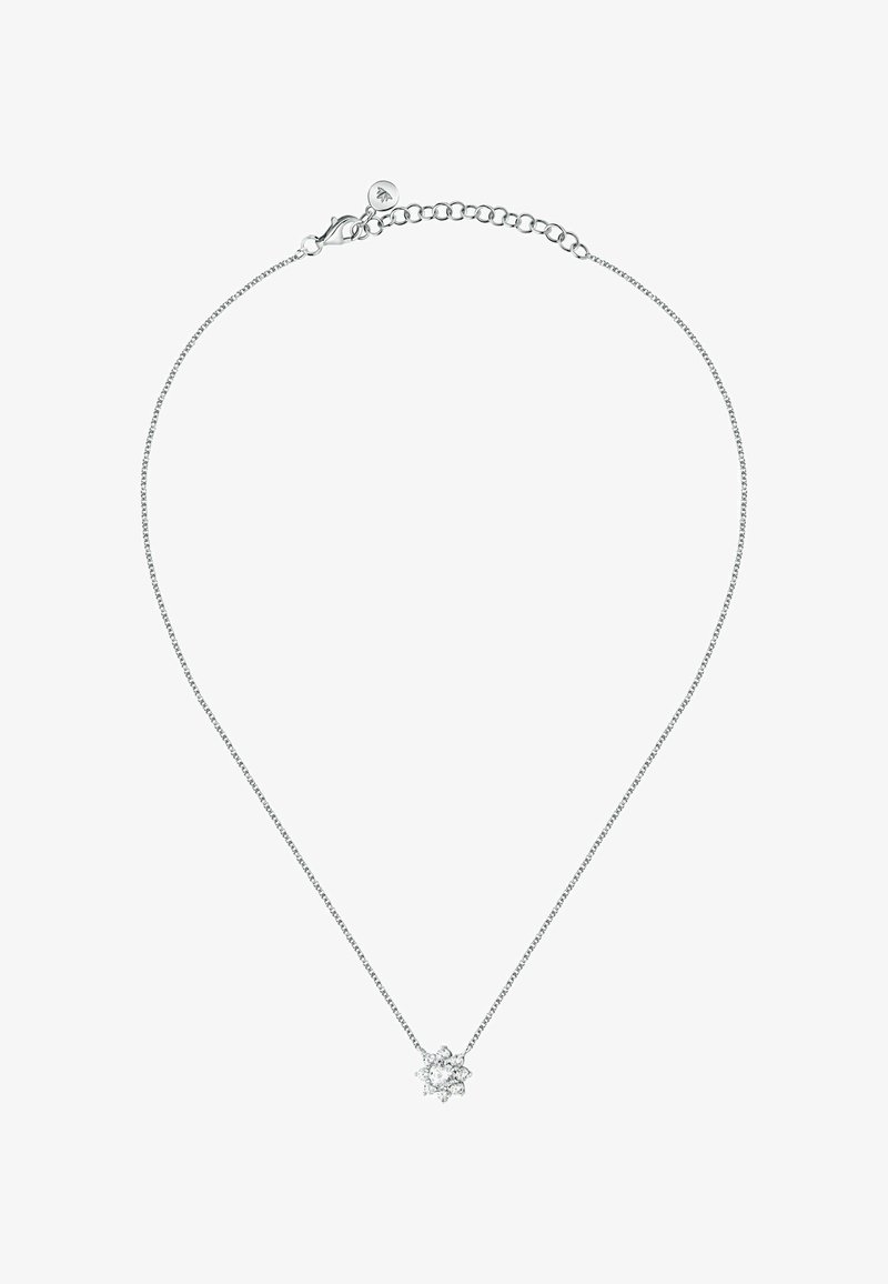 Collana in argento con pendente a forma di fiocco di neve, caratterizzata da numerosi cristalli trasparenti che riflettono la luce con una finitura lucida.