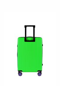 Groene harde koffer met verticale groeven, zwart uitschuifbaar handvat en vier paarse wieltjes. Gladde textuur, rechthoekige vorm.