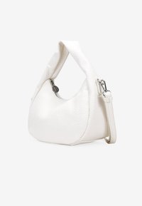 Bolso de mano de cuero blanco con forma redondeada, superficie texturizada y correa desmontable. Cuenta con un cierre de cremallera y un asa suave y flexible.