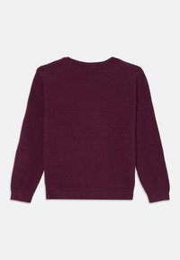 Burgunderroter Pullover, gestrickte Textur, runder Ausschnitt, lange Ärmel, gerippte Bündchen und Saum. Schlichte Gestaltung; keine Muster oder Verzierungen.