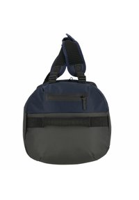 Zaino imbottito blu navy e nero con tasca frontale con cerniera, spallacci in rete e manico orizzontale su uno sfondo bianco.