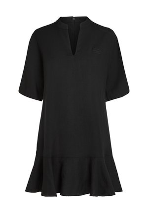 Zwarte korte mouw jurk met V-hals uitsnijding, subtiele ruches aan de zoom en een ritssluiting aan de achterkant, getoond tegen een witte achtergrond.