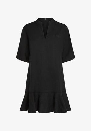Zwarte korte mouw jurk met V-hals uitsnijding, subtiele ruches aan de zoom en een ritssluiting aan de achterkant, getoond tegen een witte achtergrond.