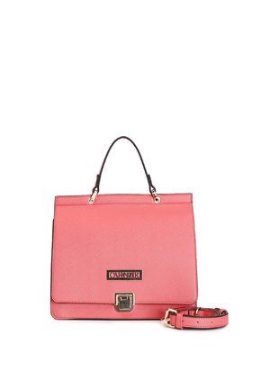 Sac à main structuré rose corail avec poignée supérieure, fermoir doré, plaque de marque et bandoulière amovible ajustable à ses côtés.