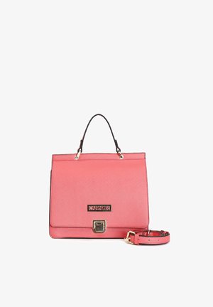 Różowa łososiowa torebka o strukturze z górnym uchwytem, złotym zapięciem, tabliczką z logo oraz odpinanym, regulowanym paskiem na ramię obok niej.