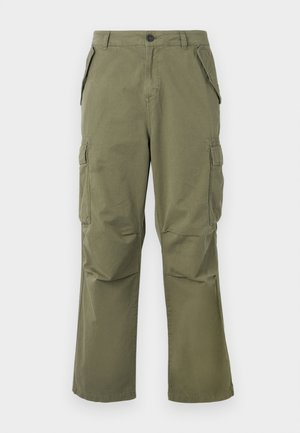 Pantalons cargo en vert olive, fabriqués en tissu léger, avec des poches latérales, une fermeture à bouton et une coupe décontractée avec des jambes droites.