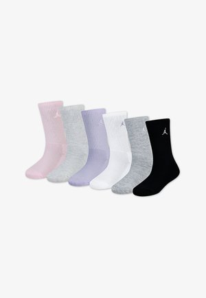 Set aus sechs gerippten Socken in Pink, Lavendel, Weiß, Hellgrau, Dunkelgrau und Schwarz. Jede Socke hat ein kleines Logo an der Seite.