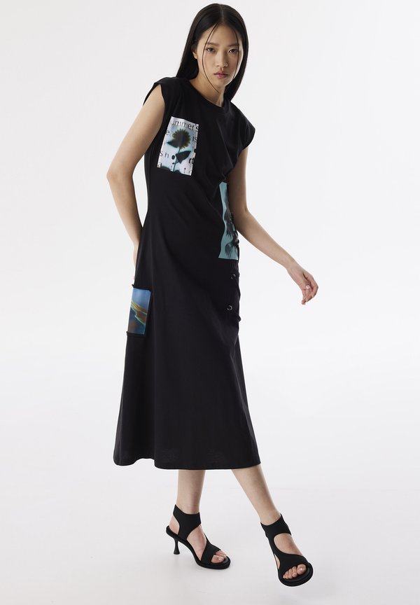 REGULAR FIT WITH VISUAL PRINT AND PATCHES - Jerseykleid