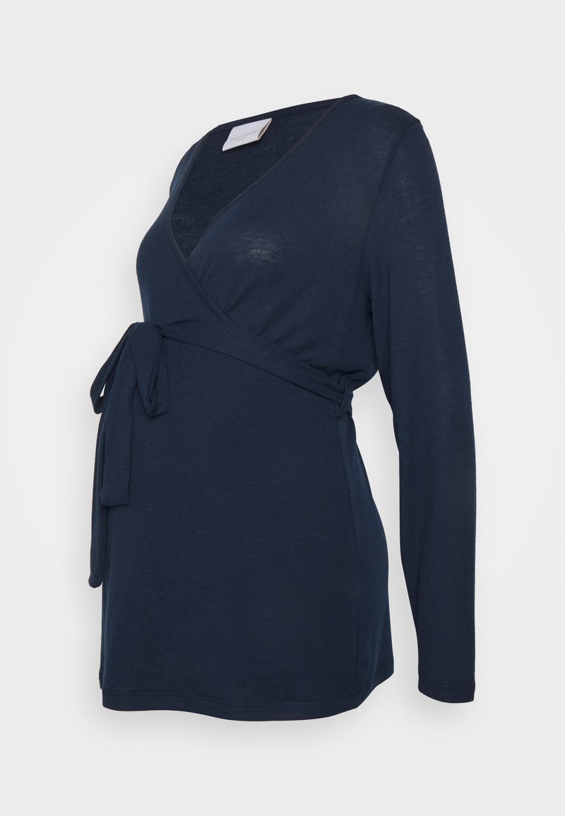 Top de maternidade azul marinho em forma de envoltório, feito de tecido macio, com decote em V profundo, mangas longas e cintura amarrada para um ajuste ajustável.