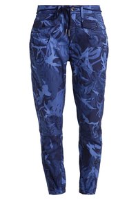 Blå cargobyxor med blommönster, dragsko i midjan, flera fickor och smal passform. Tillverkad av lättviktsmaterial.