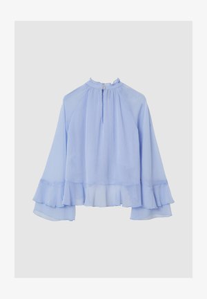 Blouse bleu clair fluide avec un col montant, un col à volants et des manches évasées. Présente une texture subtile et un détail de bas à couches.