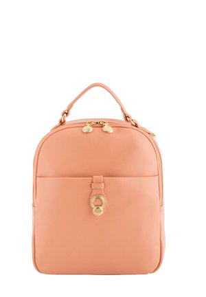 Sac à dos en simili cuir pêche avec une poignée supérieure, fermeture à double zip, poche avant et détail en métal circulaire. Texture lisse et design compact.