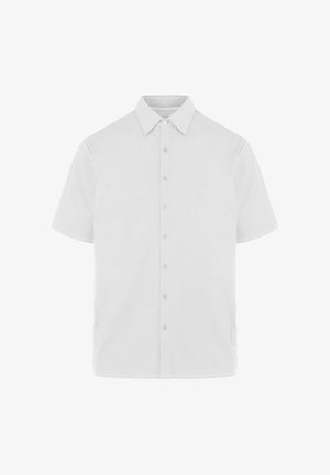Biała koszula na krótki rękaw z guzikami, spiczastym kołnierzem, jednolitym przodem i małą boczną metką na białym tle.