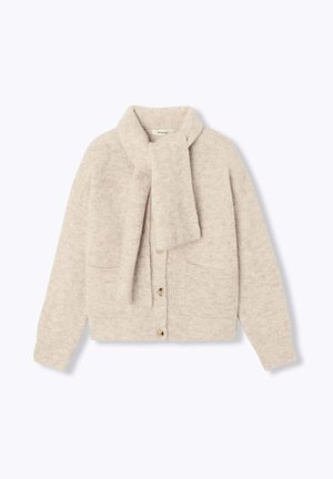 Cardigan en tricot beige avec un col châle et une écharpe attachée, doté de deux poches avant et d'une fermeture par boutons, surface texturée.