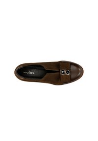 Chaussure en daim marron avec un bout arrondi, un côté élastique et une sangle décorative avec un accent métallique. Doublure intérieure noire.