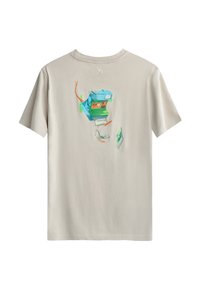 Grijze katoenen t-shirt met een kleurrafie van een vintage camera, met accenten in blauw, groen en oranje, op de achterkant.