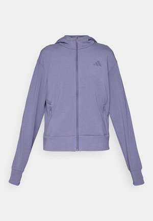 Lilla zip-up hettegenser laget av myk stoff. Har hette, to sidelommer og ribbestrikkede mansjetter med et preget logo på brystet.