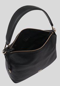 Sac à épaule en cuir noir avec une texture lisse, fermeture éclair et une forme arrondie. Présente des éléments en métal doré et une doublure intérieure.