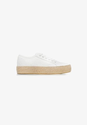 Weiße Schnürschuhe mit gesticktem Blumenmuster, ausgestattet mit einer geflochtenen Jutesohle und strukturierten Details an den Seiten.